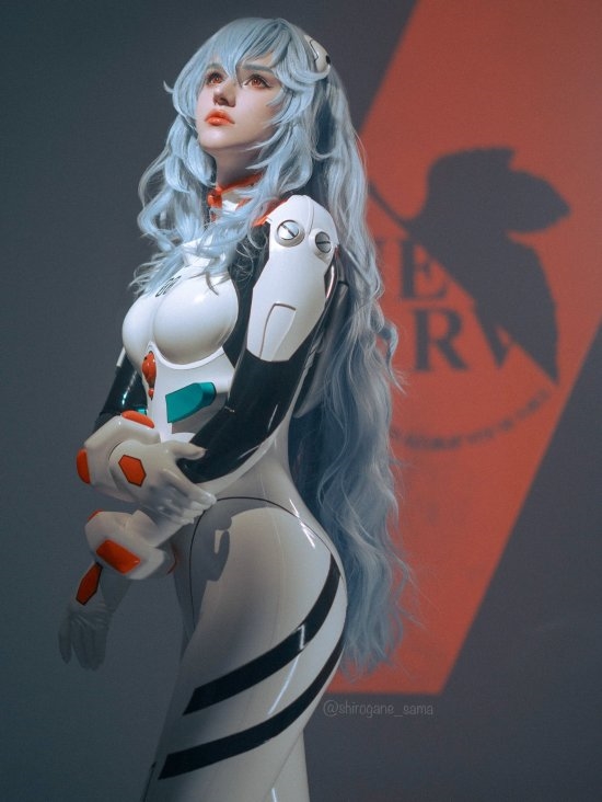 俄妹COS《EVA》綾波麗:緊身膠衣凸顯曼妙曲線
