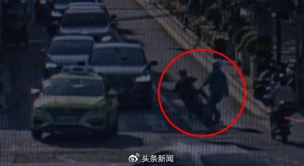 男子闖紅燈致電動車車主摔倒遭碾壓身亡 司機是否負責(zé):官方回應(yīng)