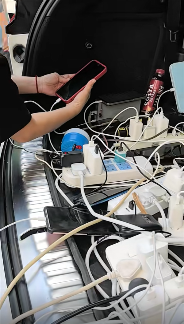 臺(tái)風(fēng)致停電 比亞迪唐車主免費(fèi)給鄰居手機(jī)充電：甚至還有電瓶車