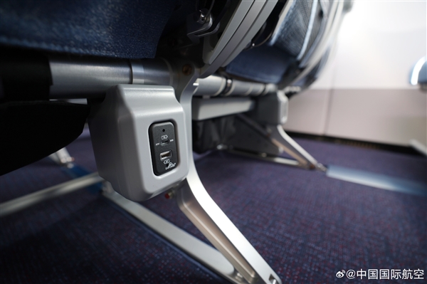 國航首架C919國產大飛機座艙細節(jié)：配有手機支架、60W USB-C接口