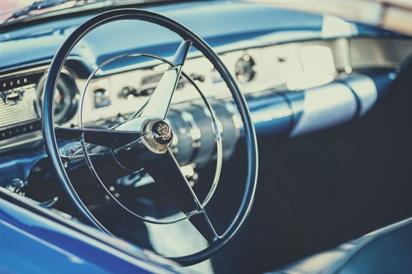 男子停車從后備箱取東西時(shí) 被后車不減速撞擊：現(xiàn)場(chǎng)太慘了