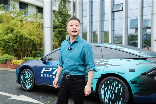 全球首款A(yù)I汽車登場！何小鵬駕駛小鵬P7+亮相云棲大會