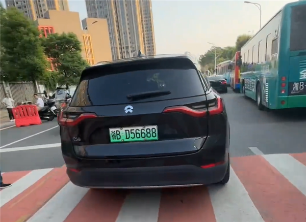 男子駕車逆行強闖護(hù)學(xué)崗還罵人 官方通報：扣分、罰款、拘留