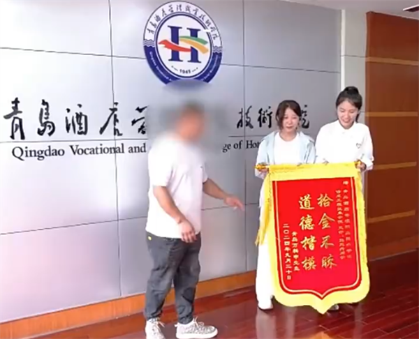 真拾金不昧！女大學(xué)生出門游玩撿到一斤黃金物歸原主：總價值超40萬元