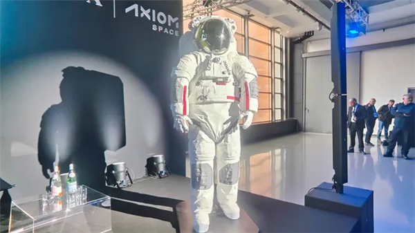 登月能現(xiàn)場直播 還質疑嗎！美航天公司新一代登月服亮相：支持4G通信