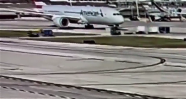 美國一波音787客機(jī)發(fā)動(dòng)機(jī)吸入行李集裝箱 事故原因太巧合
