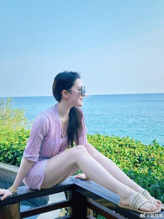 劉亦菲度假十八宮格美照上熱搜引圍觀 女神曬美腿狀態(tài)超贊