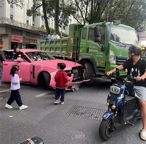 撞勞斯萊斯貨車司機兒子發(fā)聲:奔馳車是自己創(chuàng)業(yè)買的 沒想過裝窮不賠