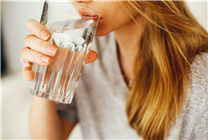 年輕人不喝因?yàn)檫€沒融入主流社會(huì)你認(rèn)同嗎！專家：中國(guó)白酒進(jìn)入困難時(shí)期