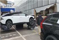 女子試駕錯(cuò)把油門當(dāng)剎車 沖進(jìn)4S店撞壞5輛車損失百萬：官方回應(yīng)