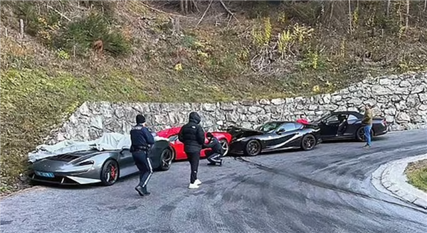 年度貴車禍！四臺(tái)頂級(jí)超跑連環(huán)相撞：總價(jià)值超5500萬元