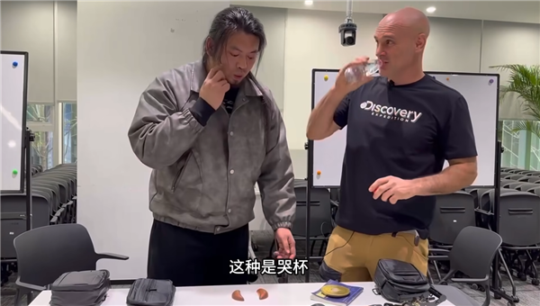 手工耿給德爺制作了一條荒野求生腰帶 網(wǎng)友:奔著倒斗去的