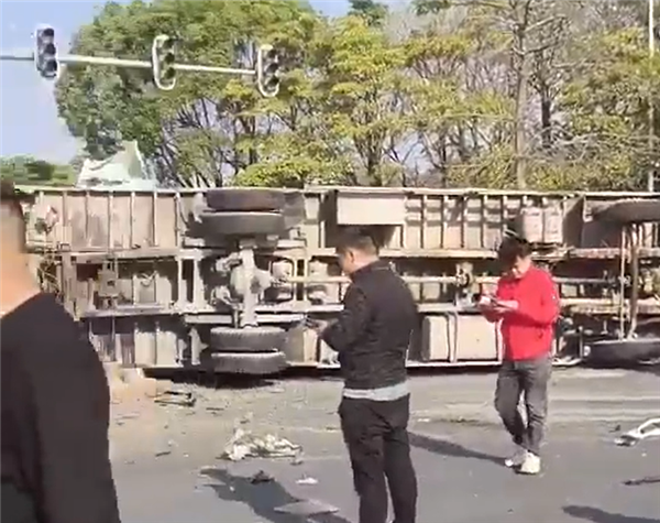 SUV路口不減速撞翻大貨車：直接解體一地零部件