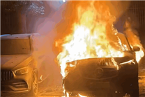 奔馳EQ電動車起火燒報廢：一旁的奔馳油車跟著遭殃