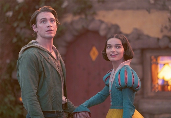 3月21日上映！《白雪公主》真人電影新劇照公開：毒皇后、公主同框