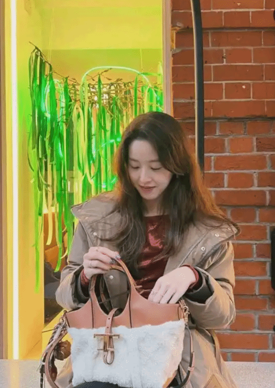 章澤天罕見曬美照:一身貴婦搭配 臉仍青春靚麗