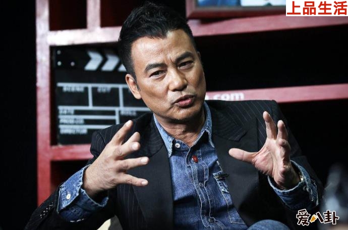 任達華綁繃帶逛街被偶遇