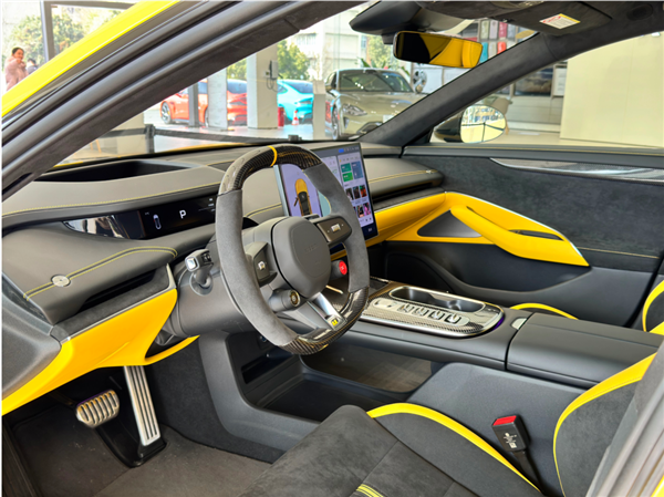 看完小米SU7 Ultra的實(shí)車：我覺得賣80萬真不算貴