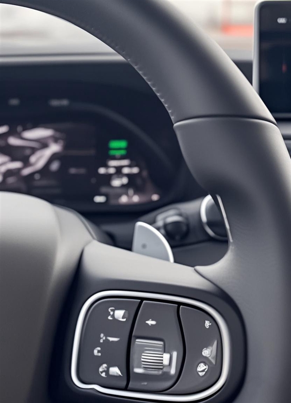 國產(chǎn)硬派越野扛把子！新款坦克300內(nèi)飾曝光：懸浮大屏、懷擋上車