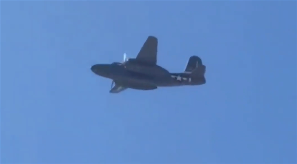 美國(guó)失事飛機(jī)+1！航空展上一架老飛機(jī)迫降冒煙起火
