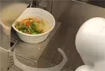 深圳出現(xiàn)“無(wú)人”面館：33 萬(wàn)機(jī)器人出餐售賣  面只要9.9 元一碗