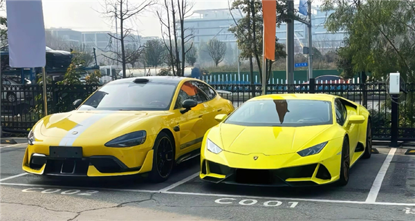 小米SU7 Ultra有多大：保時捷、蘭博基尼跑車一比就是弟弟