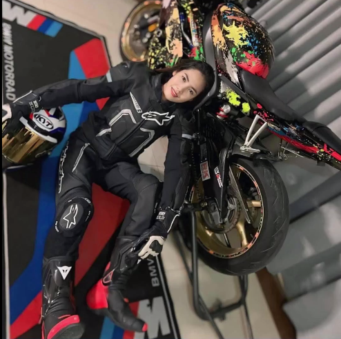 唏噓！美女騎手駕駛摩托車(chē)超車(chē)時(shí)遭大貨車(chē)碾壓身亡：帶頭盔被幸免