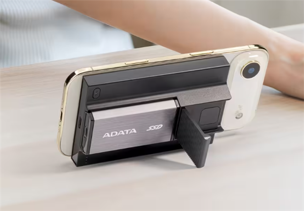 全球首款！威剛推出移動電源+固態(tài)硬盤二合一SR800